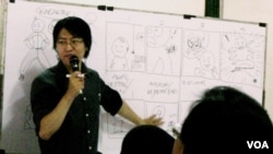 Komikus Is Yuniarto menjadi pembicara dalam acara Heritage Camp di Yogyakarta. (VOA/Munarsih Sahana)