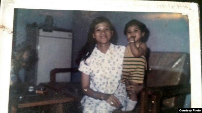Jannies bên mẹ mình khi còn nhỏ (Ảnh Jannies Nguyễn)