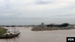 កន្លែង​ចាក់ថ្ម​ចូល​ទឹកទន្លេ​ដែល​ស្ថិត​ក្នុង​ភូមិ​អរិយក្សត្រ ស្រុកល្វាឯម ខេត្តកណ្តាល កាលពី​ថ្ងៃទី៤ ខែកក្កដា ឆ្នាំ២០២១។ (ស៊ុន ណារិន/វីអូអេ)