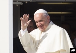 Đức Giáo Hoàng vẫy chào từ sân bay Fiumicino ở Rome trước khi lên đường thăm Cuba và Mỹ.