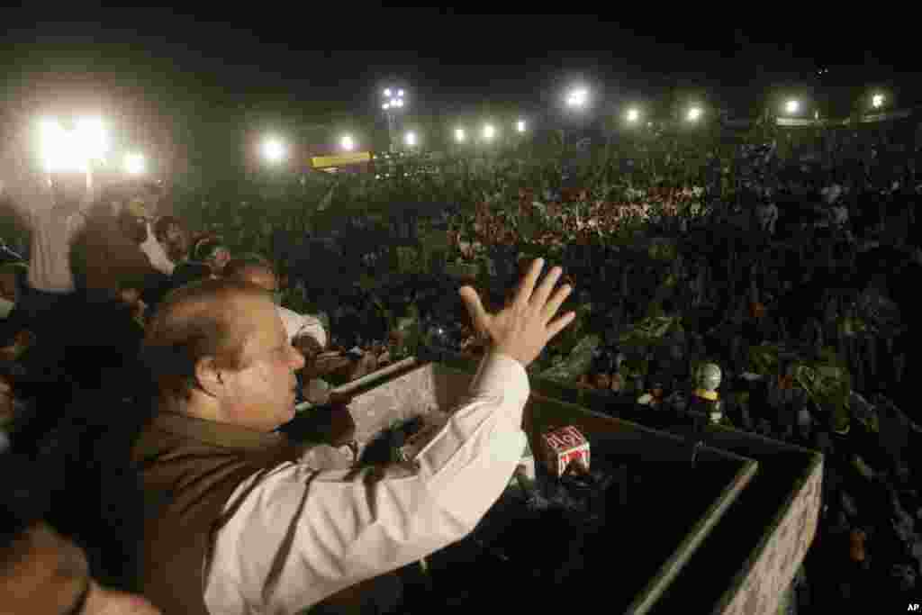 Pakistan's former Prime Minister Nawaz Sharif addresses his supporters during an election campaign rally, in Lahore, Pakistan, May 9, 2013. 