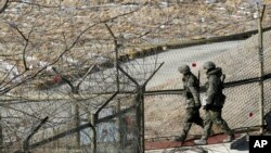 Tentara Korea Selatan berpatroli di sepanjang pagar kawat berduri di Paviliun Imjingak di Paju, Korea Selatan, dekat zona demiliterisasi (DMZ) Panmunjom, 27 Januari 2013. (Foto: dok).