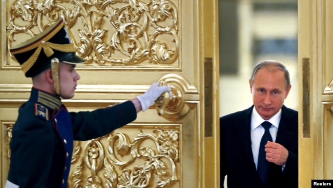 资料照：俄罗斯总统普京在克里姆林宫前去会见“公民社会与人权总统委员会”成员。（2015年10月1日） 