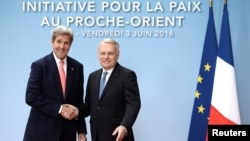 Menlu Perancis Jean-Marc Ayrault (kanan) menyambut Menlu AS John Kerry di Paris, Jumat (3/6).