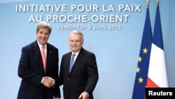 O ministro dos negócios estrangeiros francês Jean-Marc Ayrault( direita) e o Secretário de Estado John Kerry em Paris.