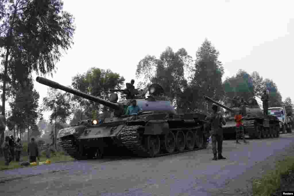 Soldiers from the Democratic Republic of Congo arrive in tanks near the town of Kibumba at its border with Rwanda after fighting broke out, June 11, 2014. 