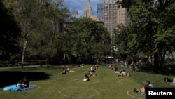 New York'taki Madison Square Parkı'nda sosyal mesafe uygulaması