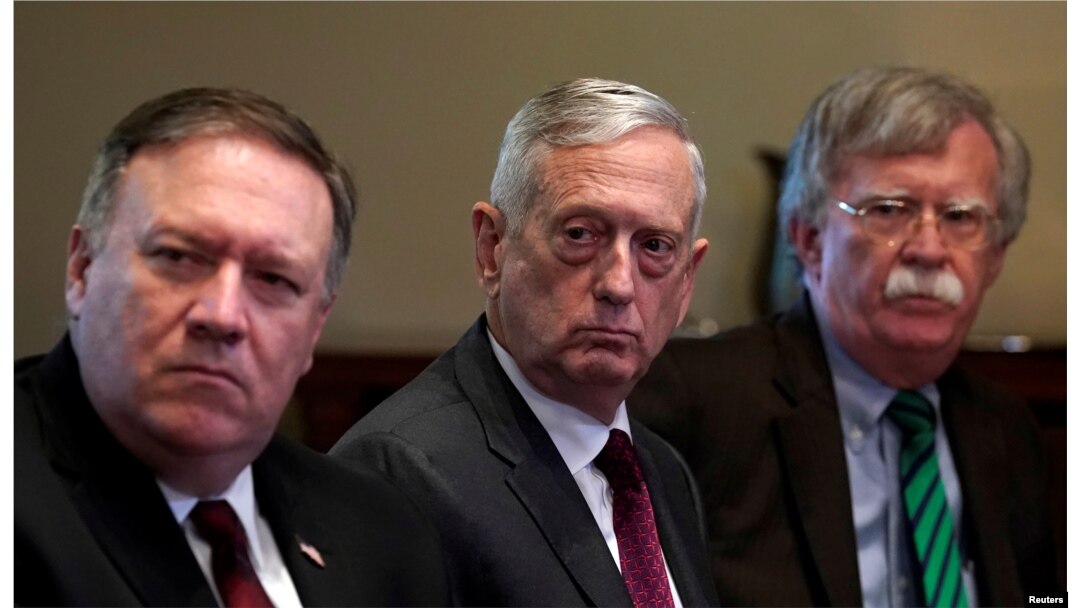 Arhiva - S leva nadesno: Državni sekretar SAD Majk Pompeo, sekretar za odbranu Džejms Matis i savetnik za nacionalnu bezbednost Džon Bolton slušaju dok predsednik SAD Donald Tramp razgovara sa generalnim srekretarom NATO-a Jensom Stoltenbergom u Beloj kući u Vašintonu.