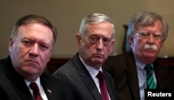 De izquierda a derecha, el secretario de Estado de EE.UU. Mike Pompeo, el secretario de Defensa James Mattis y el asesor de seguridad nacional John Bolton escuchan al presidente Donald Trump, durante una reunión con el secretario general de la OTAN, Jens Stoltenberg, en la Casa Blanca en Washington. Foto de archivo.