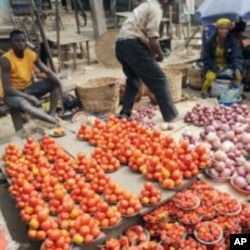 Nigeriyalik dehqonlar bozorda mevalarini sotmoqda. Lagos, Nigeriya.