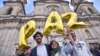 La gente se reúne en la plaza principal de Bolívar de Bogotá el 26 de septiembre de 2016 para celebrar el histórico acuerdo de paz entre el gobierno colombiano y las Fuerzas Armadas Revolucionarias de Colombia (FARC).