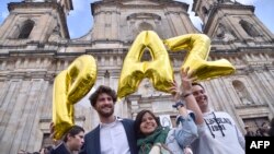 La gente se reúne en la plaza principal de Bolívar de Bogotá el 26 de septiembre de 2016 para celebrar el histórico acuerdo de paz entre el gobierno colombiano y las Fuerzas Armadas Revolucionarias de Colombia (FARC).