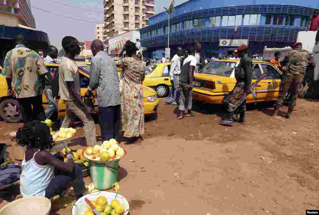 Central African Republic soldiers walk near a taxi station in Bangui, December 31, 2012. 