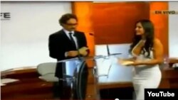 Julia Orayen, ayudante de la moderadora y ex conejita de Playboy desfila frente al candidato Gabriel Quadri, durante el debate presidencial.