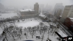 Salju menyelimuti Taman Militer di pusat kota Newark, New Jersey (26/12). Badai dahsyat yang menhantam Amerika Timur laut, mengganggu perjalanan para wisatawan yang hendak kembali pasca libur Natal tahun ini.