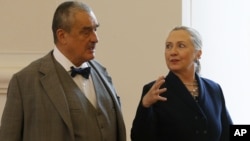 Czech Republic's Foreign Minister Karel Schwarzenberg, left, and US Secretary of State Hillary Rodham Clinton, right, arrive for their press conference in Prague, Czech Republic, Dec. 3, 2012. 