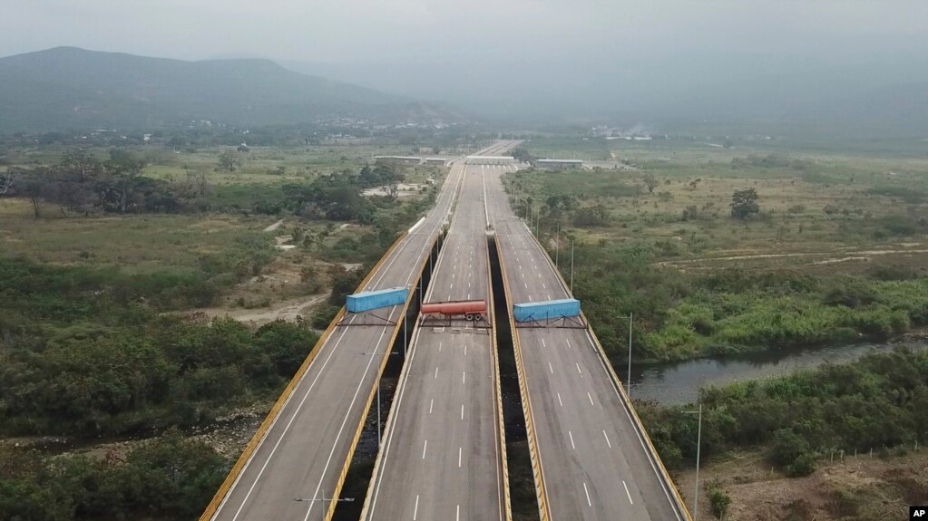 ??Se espera que las más de 60 toneladas de ayuda humanitaria reunidas principalmente por Estados Unidos, según datos de Noticias RCN, lleguen a Bogotá y partan a la frontera.