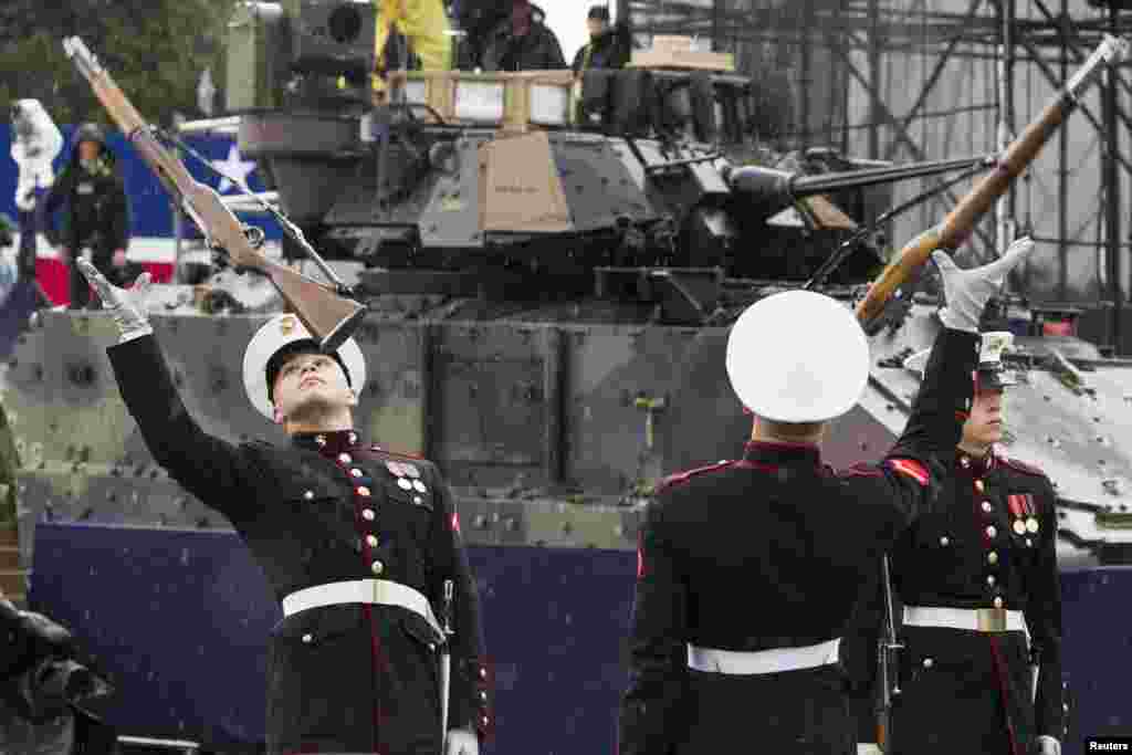 Korps Marinir melakukan atraksi dalam perayaan Hari Kemerdekaan AS di depan monumen Lincoln Memorial, Kamis, 4 Juli 2019. (Foto: Reuters)