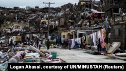 Les habitants tentent de nettoyer après le passage de l'ouragan Matthew à Jeremie, Haiti, le 6 octobre 2016.