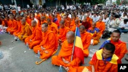 Các nhà sư Campuchia và những người biểu tình ngồi thiền 5 phút trong một cuộc biểu tình tại một con phố bị chặn gần Đại sứ quán Việt Nam ở Phnom Penh, 13/8/2014.