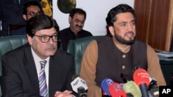 Pakistani Minister of State for Interior Shehryar Afridi, right, and Pakistan's Interior Secretary Azam Suleman Khan give a press conference in Islamabad, March 5, 2019. 