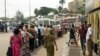 Des Gabonais attendent pour un taxi ou le bus dans une rue de Libreville, au Gabon, le 5 avril 2011.