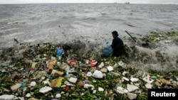 Sampah plastik mengotori kawasan pantai di Manila, Filipina (foto: ilustrasi). 