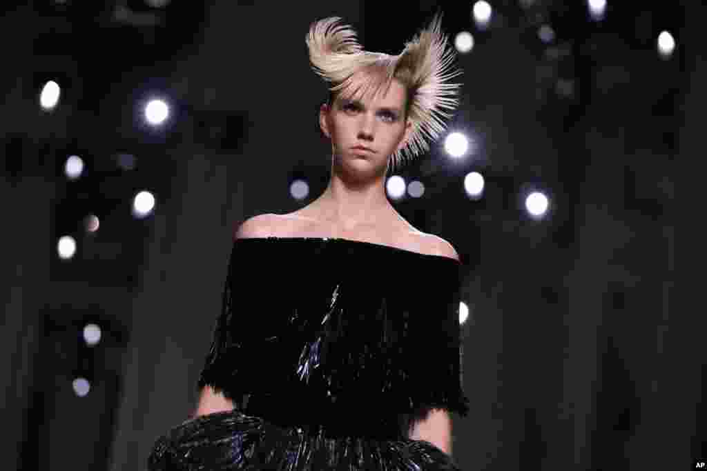 یک مدل در لباس برند ژیوانشی در نمایش لباس&zwnj;های منتخب برای پائیز و زمستان ۲۰۲۰، در هفته مد پاریس. این برند، یک برند لوکس فرانسوی است.&nbsp;