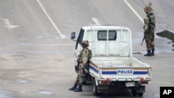Binh sĩ vũ trang đi tuần trên một trục lộ ở thủ đô Harare, Zimbabwe, ngày 15/11/2017. (AP Photo) 