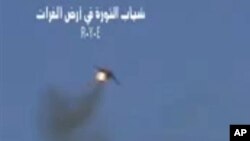 Video pemberontak Suriah menunjukkan pesawat jet tempur Suriah yang diduga jenis MiG buatan Rusia ditembak jatuh (13/8). 