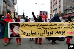 تظاهرات زنان در اعتراض به گردن زدن قربانیان هزاره توسط طالبان - جلال آباد در غرب کابل