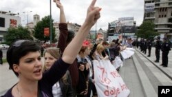 Bosnians protest in front of Bosnian parliament building in Sarajevo, June 6, 2013