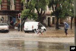 As inundações dificultaram a circulação automóvel