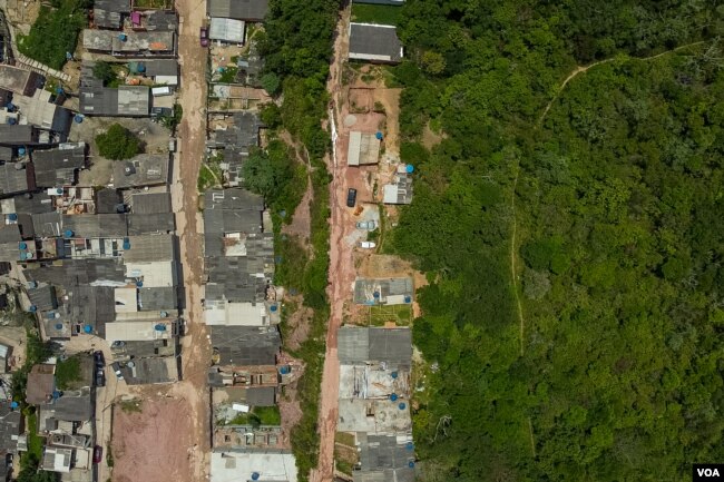 In the outskirts of Sao Paulo, poor neighborhoods advance towards the last remnants of greenery in the biggest Brazilian city, Nov. 14, 2021. (Yan Boechat/VOA)