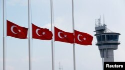 Bendera Turki di bandara terbesar negara itu, Ataturk di Istanbul, dikibarkan setengah tiang pasca serangan teroris (29/6).