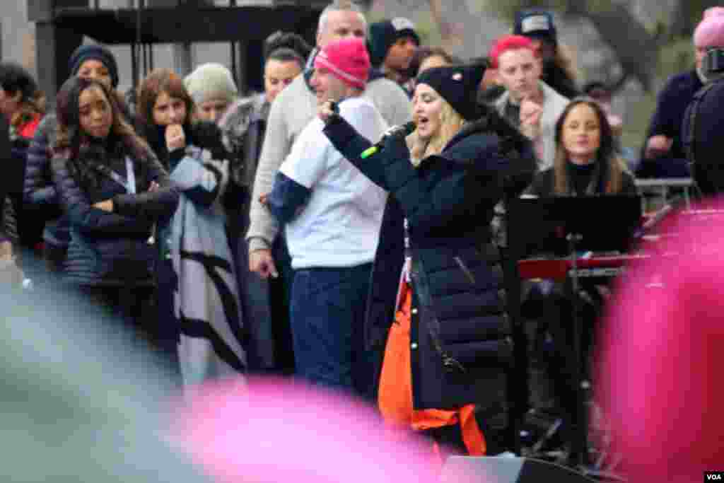 Madonna berorasi dalam protes Women&#39;s March di Washington, D.C. (21/1). (VOA/B. Allen)