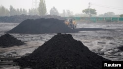 资料照：中国河南平顶山一个煤矿堆积的低等级煤炭。（2021年11月5日，路透社）