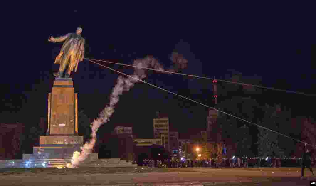 Activists pull down Ukraine&#39;s biggest monument to Vladimir Lenin at a pro-Ukraine rally in the central square of the eastern city of Kharkiv, Sept. 28, 2014. 