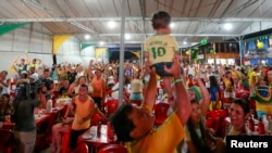 Los brasileños viven "un doble sentimiento": la alegría de la fiesta deportiva, pero la indignación del gasto del gobierno para cumplir con las exigencias de la FIFA. La VOA habla con un experto.