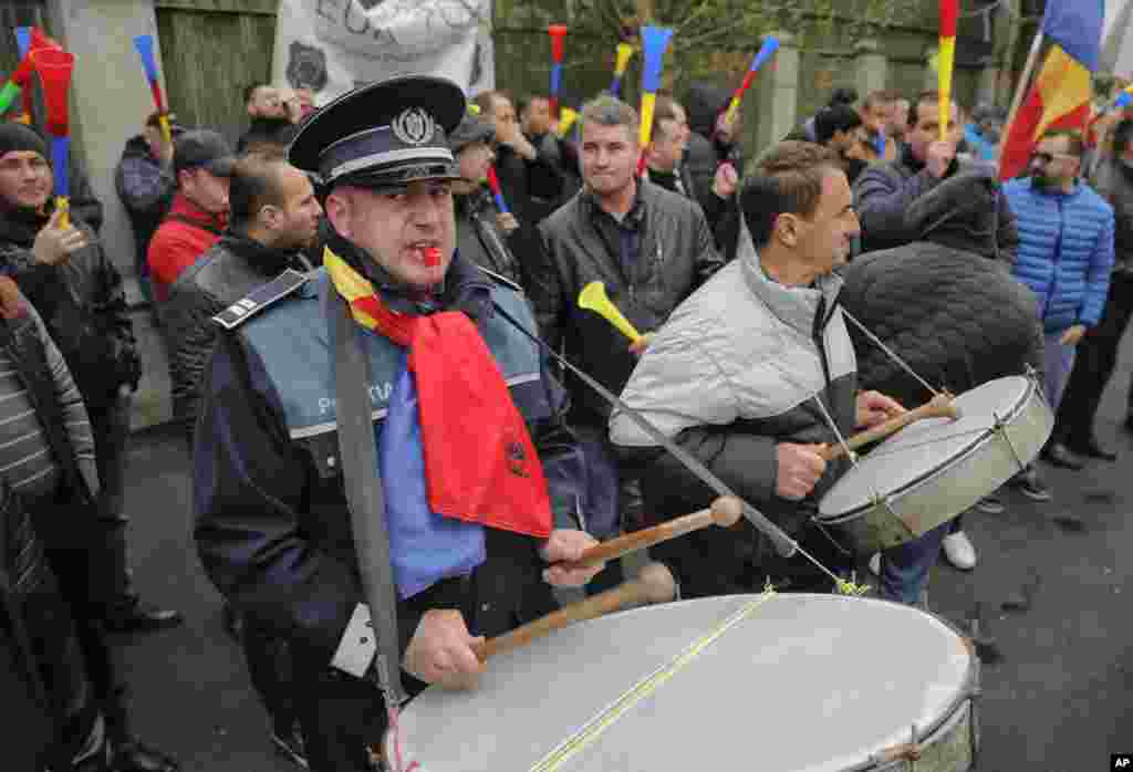 تظاهرات و درخواست بیش از هزار افسران پلیس برای حقوق بالاتر در بخارست، پایتخت کشور رومانی.