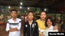 Bà Đỗ Thị Minh Hạnh (bên phải) cùng bà Chiêm Thị Tường Mạnh, vợ của ông Đoàn Huy Chương và hai người con - sau khi họ đến trại giam nhưng không đón được ông Chương, ngày 13/2/2017. (Facebook Maria Minh Hanh)