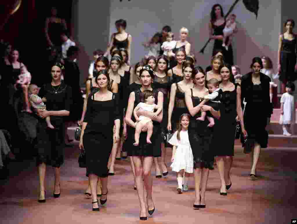 İtaliyanın Milan şəhərində Dolce &amp; Gabbana-nın 2015-16 cı illər qış mövsümü kolleksiyasının nümayişi &nbsp;