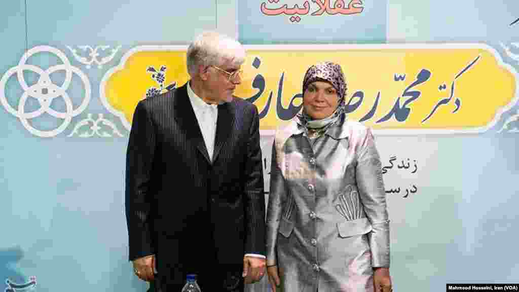 محمدرضا عارف هنوز رسما نامزد نشده اما از قصد خود برای نامزدی در رقابت های انتخابات ریاست جمهوری خبر داده و افزوده که اصلاح طلبان باید اجماع کنند. پوشش همسر آقای عارف که همراه وی در چند مجمع حضور یافته، مورد انتقاد عده ای از تحلیلگران محافظه کار قرار گرفته است. عکس از محمود حسینی، ایران