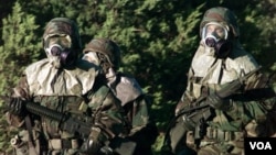 在叙利亚穿着防化学武器装备的士兵。化学武器是指任何可导致死亡、受伤或丧失行为能力的有毒化学物质，被视为大规模杀伤性武器。