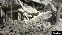 Cảnh đổ nát ở Erbeen, gần thủ đô của Syria, sau một vụ oanh kích do phi cơ của Lực lượng Không quân Syria thực hiện