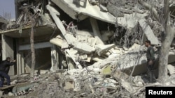 一名活動人士星期六在大馬士革附近拍攝遭到敘利亞空軍戰鬥機炸毀的一座大樓