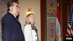 Presiden Tajikistan Emomali Rakhmon menyambut Menlu AS Hillary Clinton di ibukota Dushanbe (22/10).