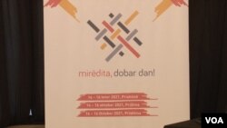 Plakat za festival "Mirdita dobar dan" u Prištini, 15. okotobra 2021. (Foto: VOA) 