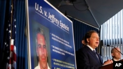 Jeffrey Epstein, el multimillonario financista de 66 años acusado de abuso sexual de menores que estaba en una prisión federal en Nueva York, fue hallado muerto en su celda el pasado sábado.