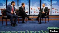 Barack Obama dialoga durante el foro sobre salud con periodistas de Telemundo y Univisión.